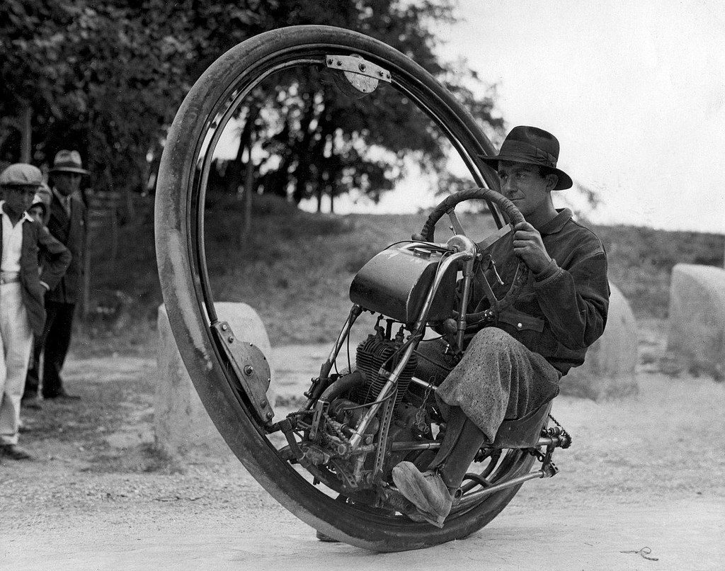 Invention: One wheel motorcycle (invention by Italian M. Goventosa de Udine)