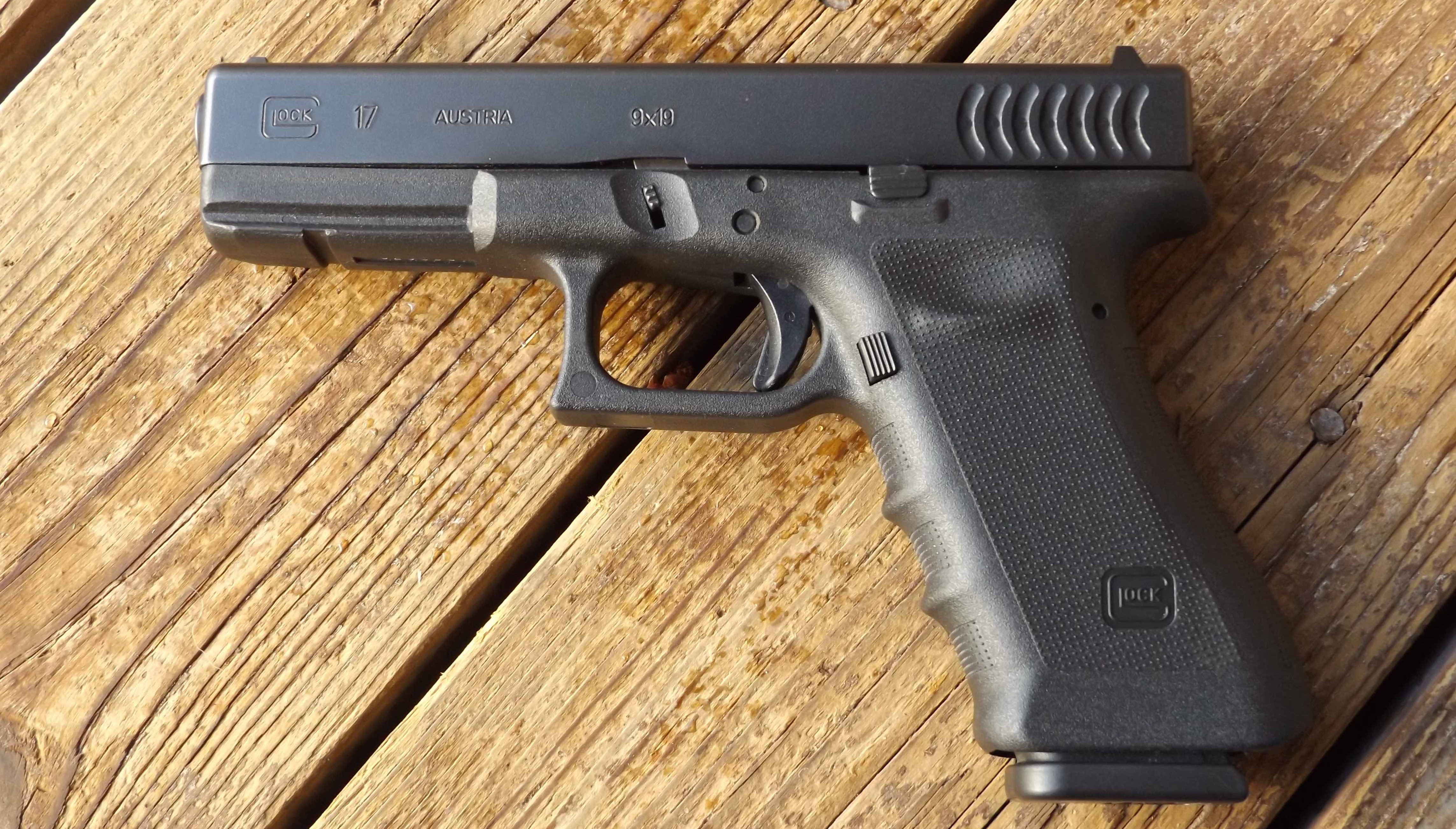 Glock 17 RTF 9mm Handgun product review with range test, by Pat Cascio.